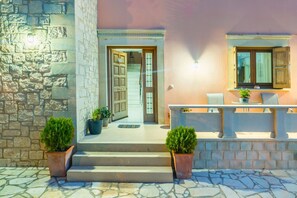 Terrace/patio - Private villa with unique panoramic sea views, pool, bbq, 3km to the beach! (Prines)