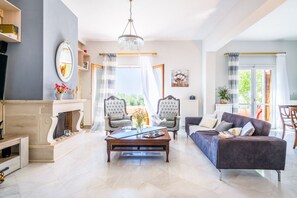 Smart-tv, eldstad, tv-spel och ett bordtennisbord