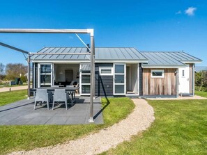 Outdoor dining - A glass of wine by the gas stove, a board game at the round dining table or a captivating book in th (BURGH-HAAMSTEDE)