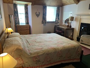 2 bedrooms, iron/ironing board, free WiFi, bed sheets - South Lodge - sleeps 4 guests  in 2 bedrooms (Biggar)