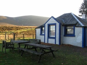 Outdoor dining - South Lodge - sleeps 4 guests  in 2 bedrooms (Biggar)