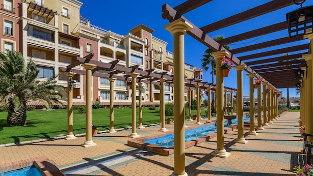 Un hôtel doté d’une piscine, d’un espace extérieur aménagé et d’une galerie couverte.