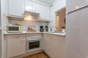 Geladeira, micro-ondas, fogão, cafeteira/chaleira