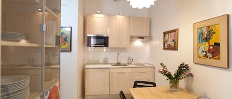 Geladeira, micro-ondas, cooktop, cafeteira/chaleira