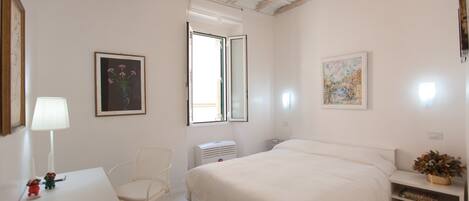 1 chambre, fer et planche à repasser, accès Internet, draps fournis