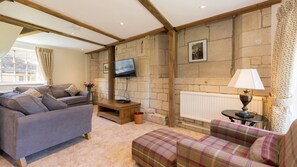 TV - A sudeley castle cottage that sleeps 4 guests  in 2 bedrooms (Cheltenham)