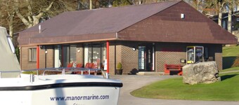 ラグジュアリーレイクサイドセルフケータリングコテージ