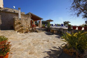 Terrace/patio - Lovely Villa with swimming pool, BBQ, Wifi, Terrace, Patio, Garden, Fireplace,  (Porreres)