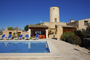 Piscine extérieure, chaises longues