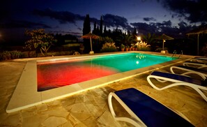 Piscine extérieure, chaises longues