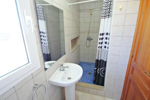 Baignoire, sèche-cheveux, serviettes fournies