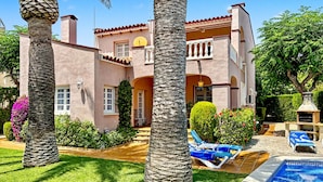 A two-story house with a swimming pool, palm trees, and a barbecue area. - NAPOLEON Villa piscina privada, BBQ, Wifi gratis (Miami Playa)