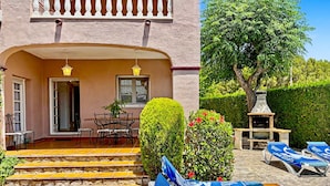 A patio area with a table and chairs, a barbecue grill, and lounge chairs. - NAPOLEON Villa piscina privada, BBQ, Wifi gratis (Miami Playa)