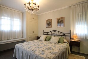 4 slaapkamers, een strijkplank/strijkijzer, gratis wifi, beddengoed