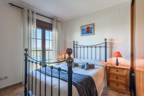 3 chambres, fer et planche à repasser, Wi-Fi gratuit, draps fournis