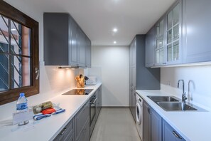 Een koelkast, een magnetron, een oven, een vaatwasser