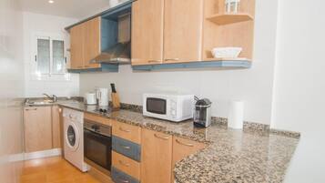 Een koelkast, een magnetron, een oven, een koffiezetapparaat/waterkoker