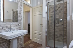 Ducha, secador de pelo, bidet, toallas
