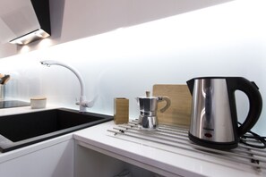 Frigorífico, microondas, placa de cocina y cafetera o tetera
