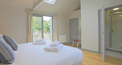 Little Meadow - Four Bedroom House, Sleeps 7