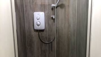 Cottage | Bathroom | Combined shower/bathtub