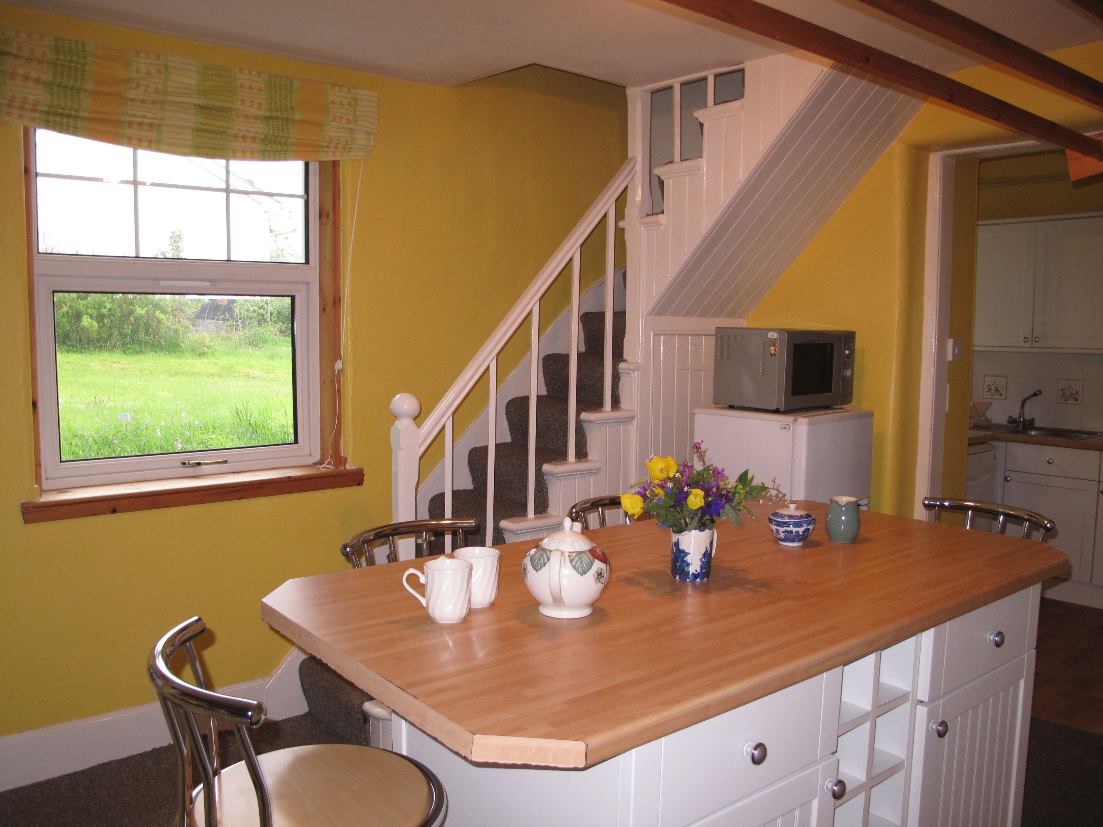 Mökki | Yksityinen keittiö | Jääkaappi, mikroaaltouuni, liesi, astianpesukone