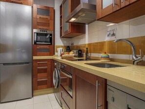 Kühlschrank, Mikrowelle, Ofen, Geschirrspüler