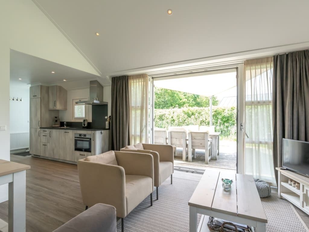 Televisie, een open haard, een dvd-speler en een stereo