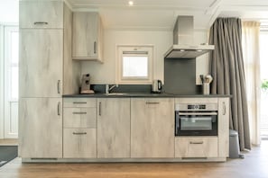 Réfrigérateur, micro-ondes, plaque de cuisson, lave-vaisselle