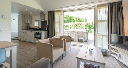 Ce chalet est Ă©quipĂ© dâun foyer au gaz et dâun sauna infrarouge.