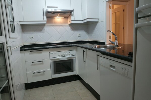 Een koelkast, een microgolfoven, een oven, een vaatwasser