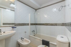 Kylpyamme, hiustenkuivaaja, pyyhkeet