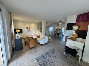 TV, fireplace