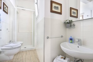 Appartamento, 1 camera da letto | Bagno | Doccia, asciugacapelli, bidet, asciugamani
