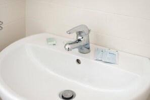 Apartment, 1 Bedroom | Bathroom | Shower, hair dryer, bidet, towels - Short-Let Florence Il Granduca Apartment (Florence)
