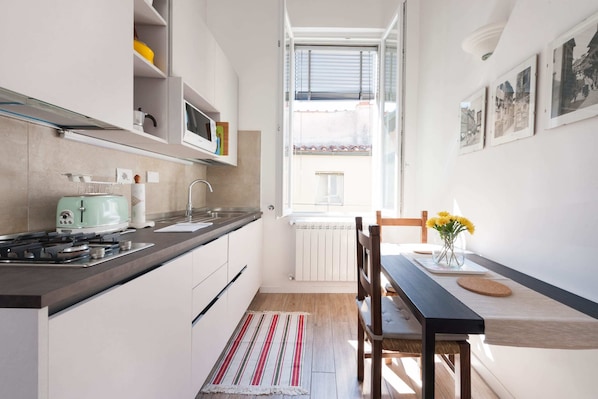 Departamento, 1 habitación | Cocina privada | Refrigerador con congelador, microondas, horno y parrilla de estufa