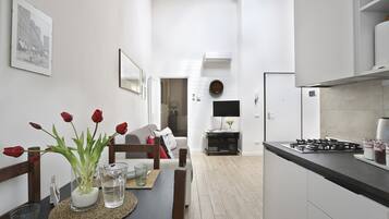 Refrigerador con freezer, microondas, horno, placa de cocina