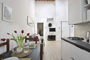 Departamento, 1 habitación | Cocina privada | Refrigerador con congelador, microondas, horno y parrilla de estufa