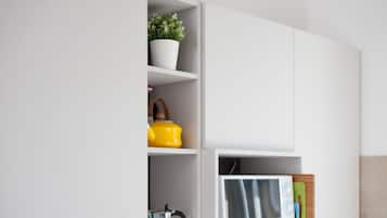 Refrigerador con freezer, microondas, horno, placa de cocina