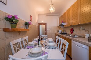 Apartemen, 3 kamar tidur | Makan di kamar