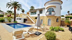 A poolside area with lounge chairs and a small pool. - Golondrina - panoramic hillside holiday house in Moraira (Moraira)