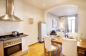 Fridge, microwave, dishwasher, toaster - Viladomat Eixample Apartment (Barcelona)