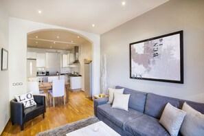 TV, DVD player - Viladomat Eixample Apartment (Barcelona)