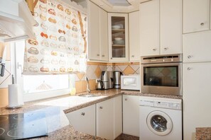 Frigorífic, microones, forn i cafetera i tetera 