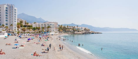 På stranden och solstolar