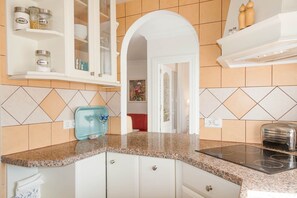 Frigorífic, microones, forn i cafetera i tetera 