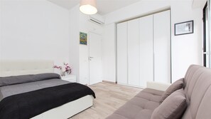 3 bedrooms, iron/ironing board, internet, bed sheets