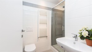 Douche, sèche-cheveux, bidet, serviettes fournies