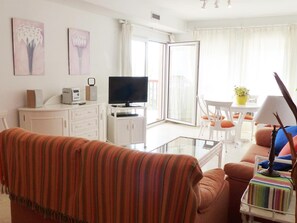 Tv, dvd-spelare och en stereo