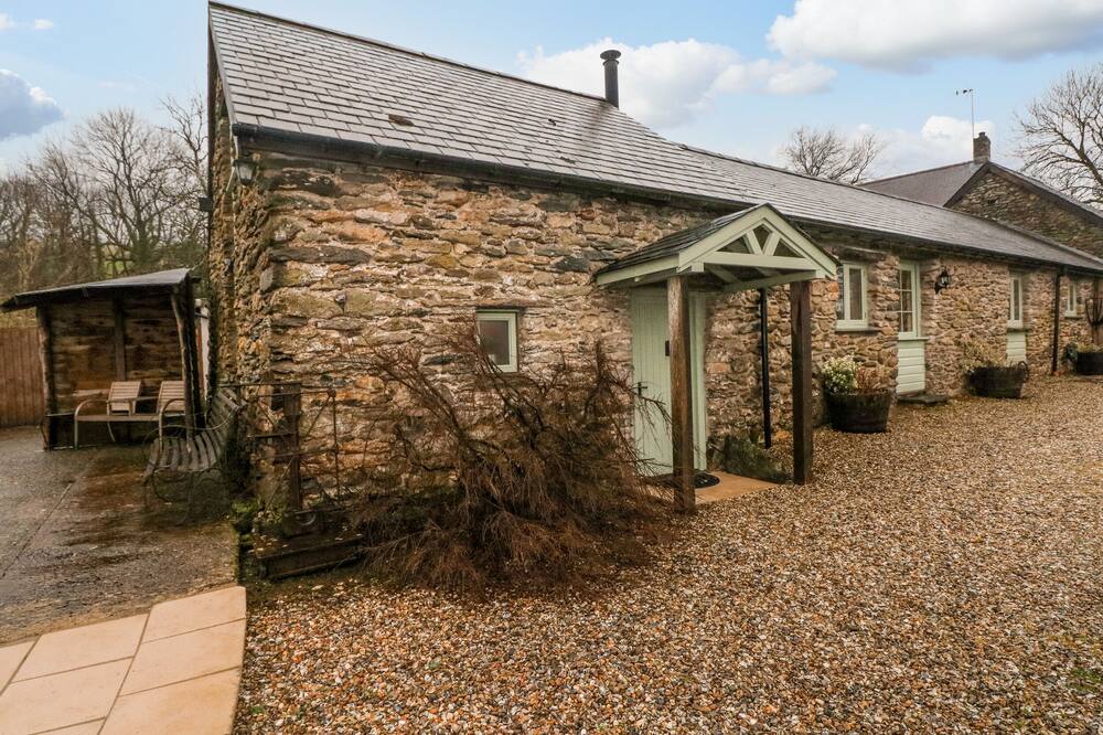OLD TETHER BARN, with open fire in Crymych